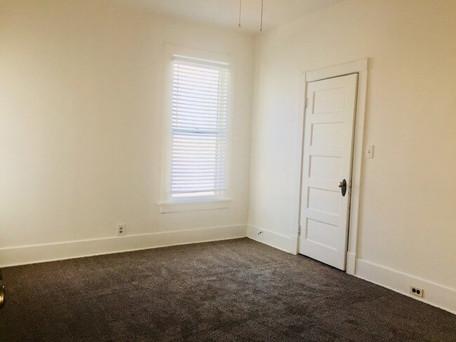 Building Photo - COUNCIL BLUFFS MOVE-IN SPECIAL 1 MONTH FREE
