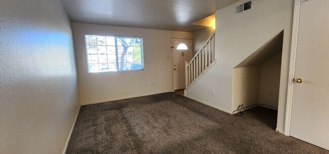 Building Photo - Cute 2 Bedroom 1 Bath Condo Daniels Avenue...