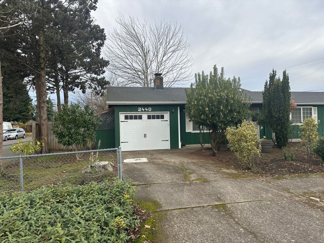 Primary Photo - Freshly updated 2 bedroom 1 bathroom duple...