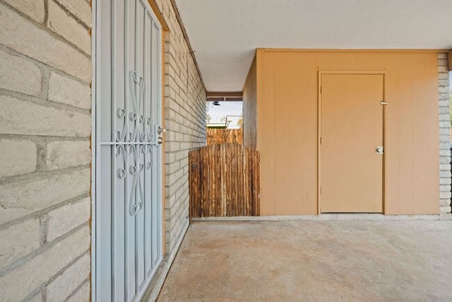 Building Photo - Delightful 1 Bedroom Duplex