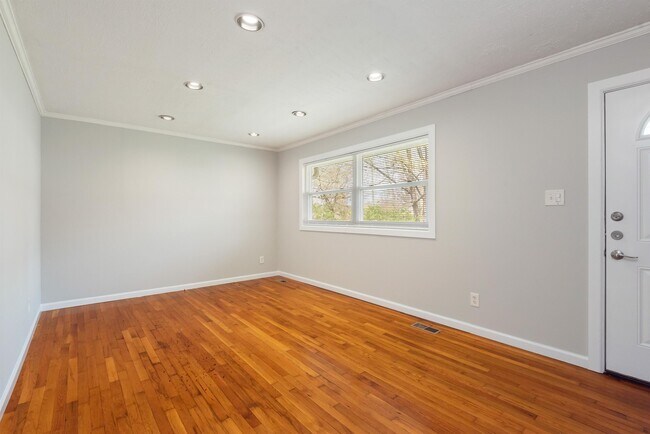 Foto del edificio - 3917 Oakwood Ln