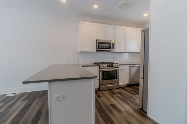 Building Photo - 1502 Simsbury St