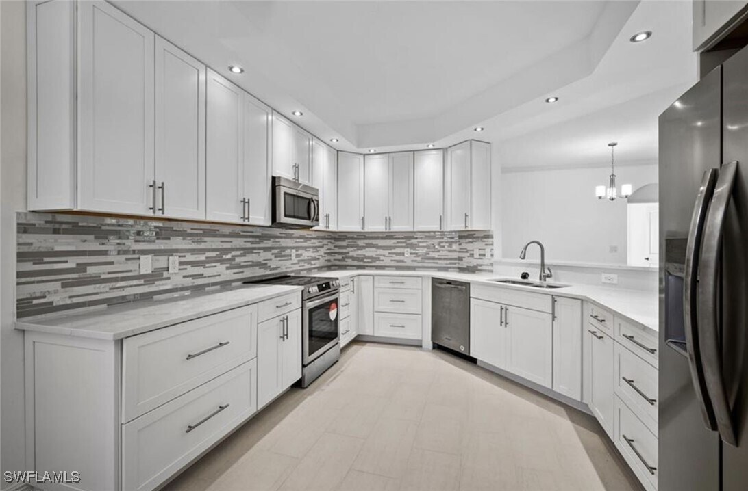 Foto principal - 7056 Pelican Bay Blvd