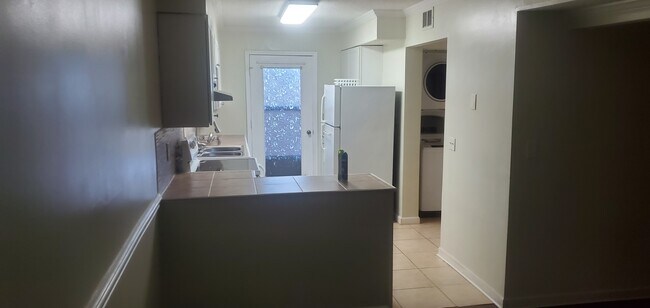 Building Photo - 305 Creek Dr