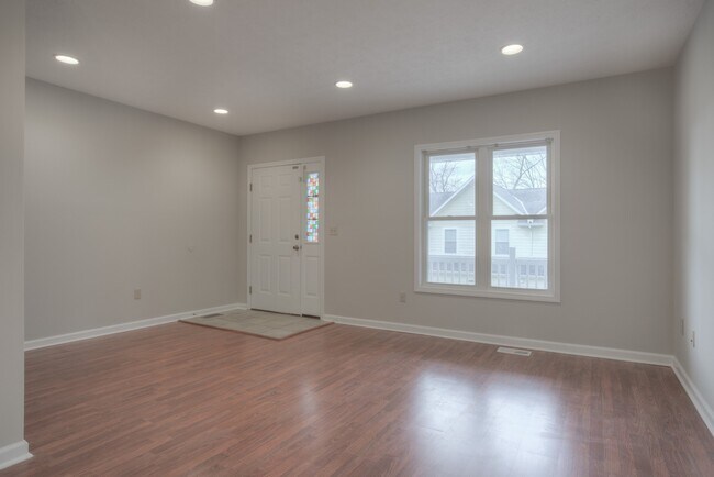 Foto del edificio - Beautiful Town Home available for short te...