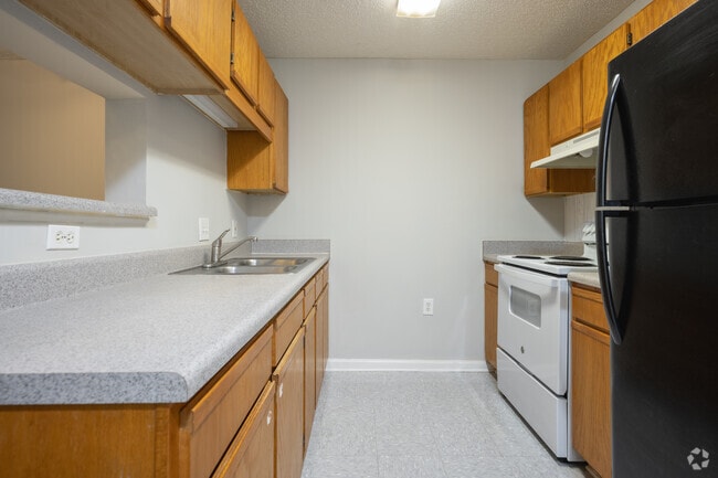 2BR, 1BA - 800SF - Kitchen - Crowell Square