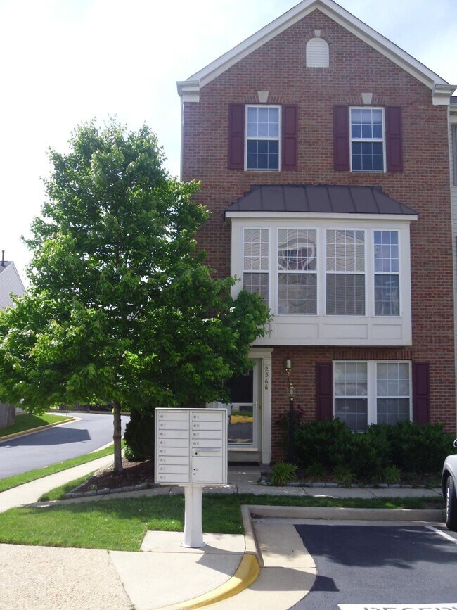 front - 2566 Thorncroft Plz
