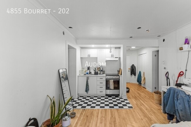 Building Photo - 4855 Av Bourret