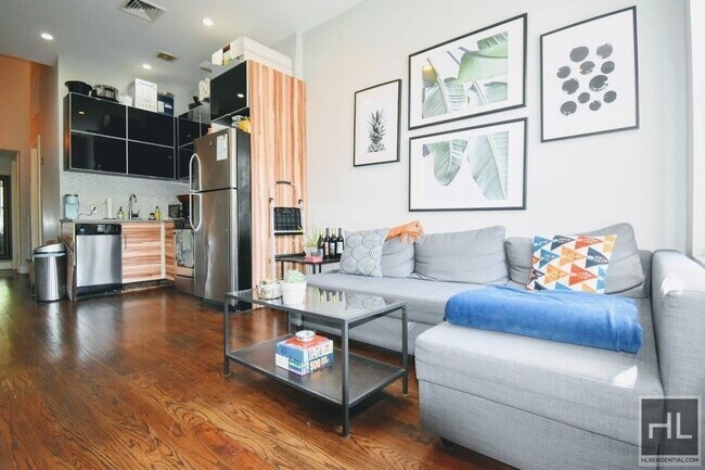 Building Photo - RENOVATED THREE BEDROOM DUPLEX - WILLIAMSBURG