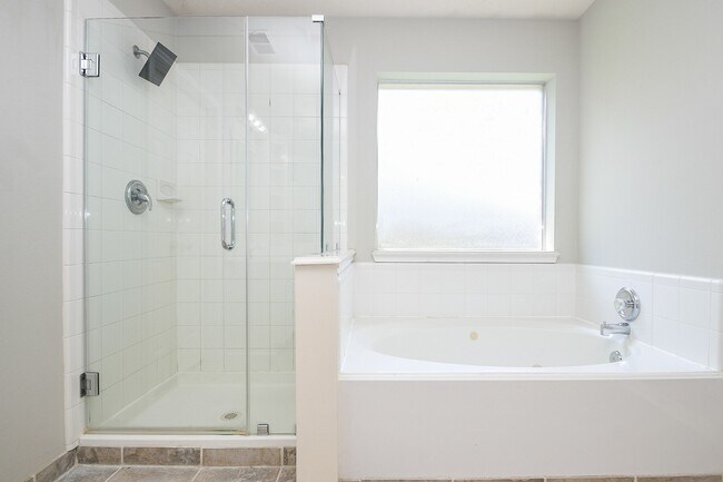 Foto del edificio - 707 New Pines Dr