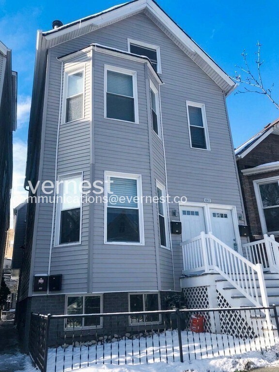 Foto del edificio - 3040 N Southport Ave