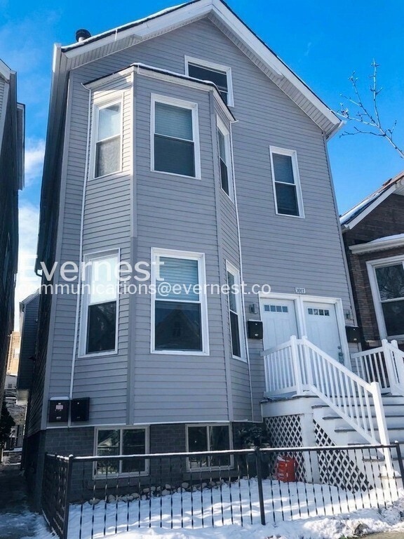 Building Photo - 3040 N Southport Ave