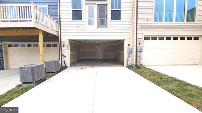 Building Photo - 6111 Lemon Grass Ln