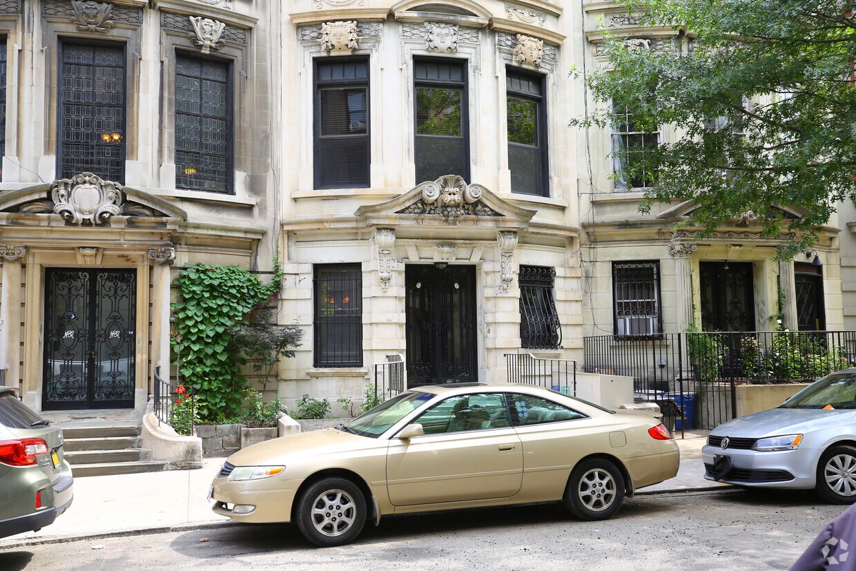 Building Photo - 35 W 85th St