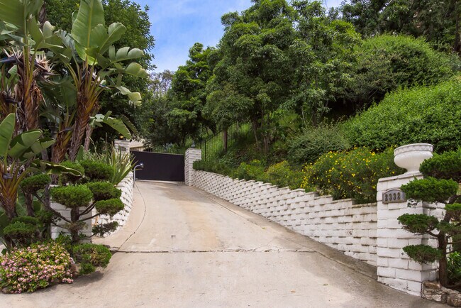 Building Photo - 2340 Outpost Dr