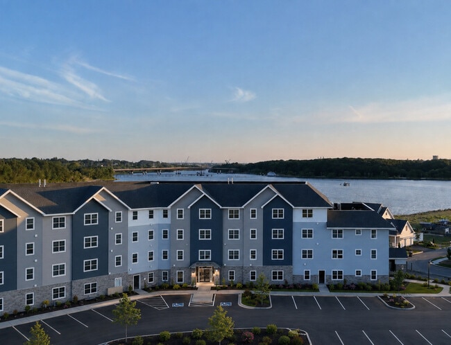 Building Photo - 140 E Point Dr