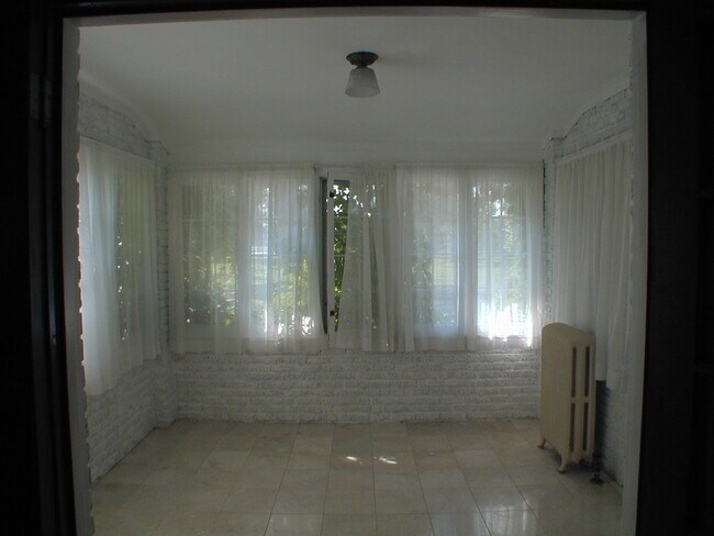 Building Photo - House For Lease