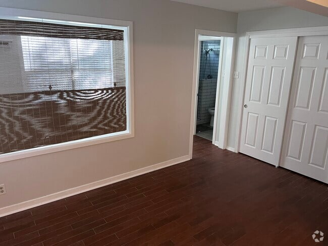 Building Photo - 1009 Bonham Terrace
