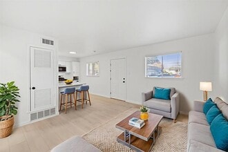 Building Photo - 806 E 13th St