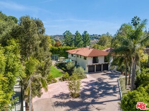 Building Photo - 7651 Willow Glen Rd Building Photo - 7651 Willow Glen Rd