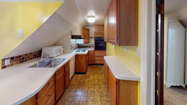 Building Photo - 1052 Baldwin-1052-H