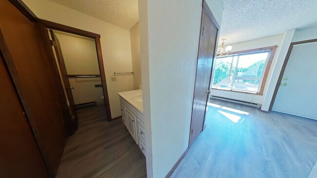 Foto del edificio - Pet Friendly! Top Floor Apartment! Conveni...