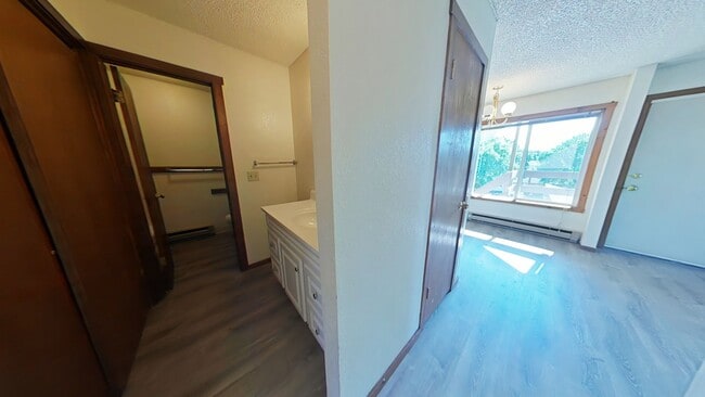Building Photo - Pet Friendly! Top Floor Apartment! Conveni...