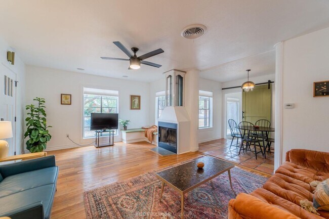 Foto del edificio - AUGUST PRE-LEASE! ADORABLE 3 bedroom!