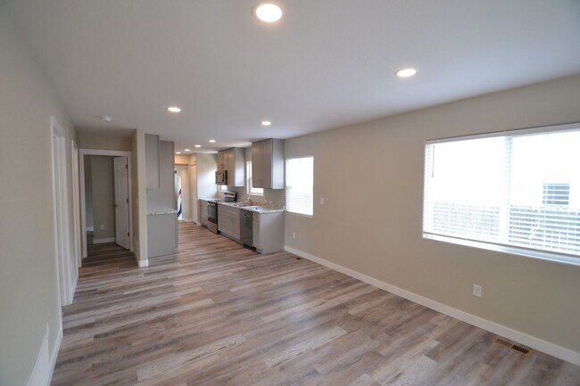 Building Photo - Beautiful 3 Bed 2 Bath with AC!