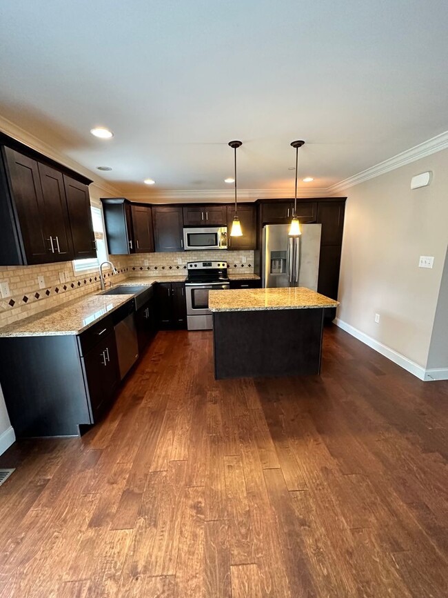 Building Photo - 2173 Versailles Dr