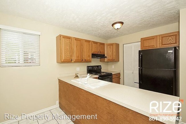 Building Photo - 3 br, 1 bath House - 3570 S Centennial Rd