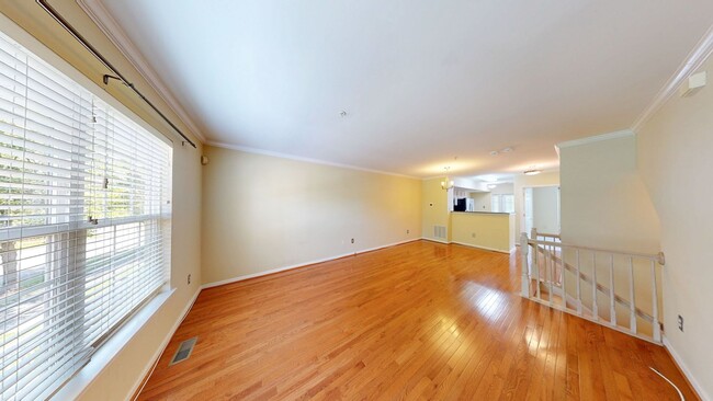Building Photo - Spacious & Sunny 2Bed/2Bath End Unit in The Village at Town Center