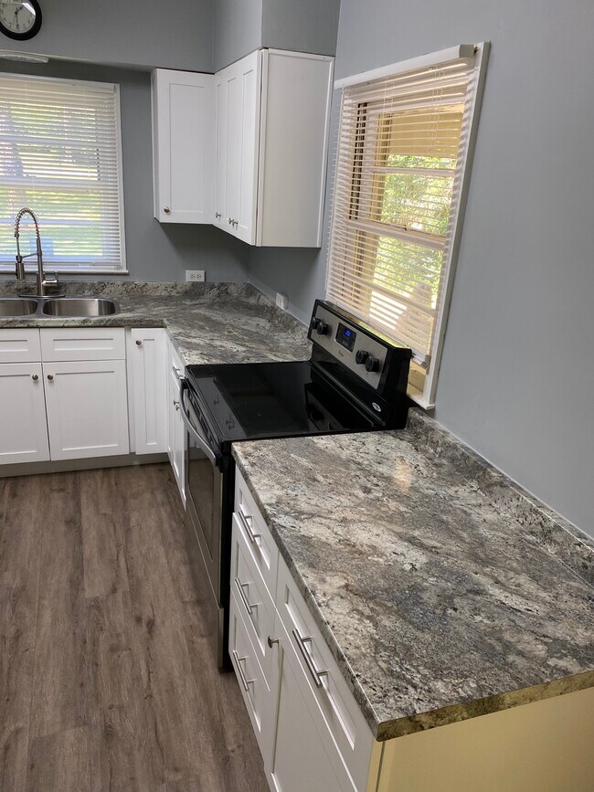 Building Photo - 1726 Alta Vista Dr
