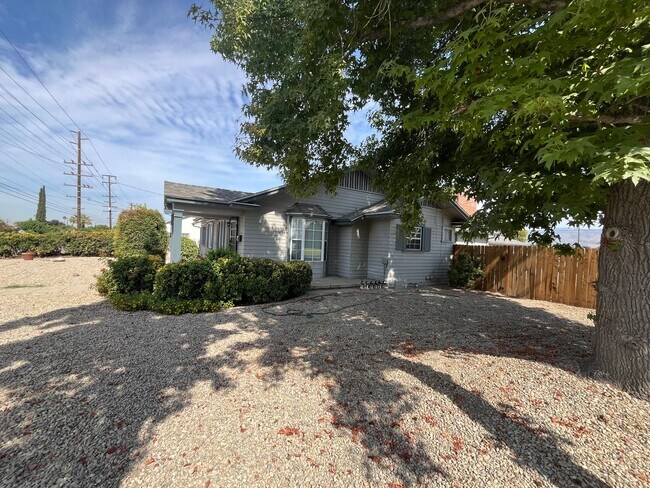 Building Photo - Single-Story 3-Bedroom Redlands Home Near ...