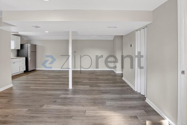 Building Photo - Unit B