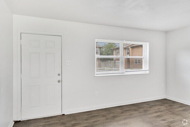 2 habitaciones, 1 baño - 898 pies cuadrados - Sala de estar - Aden Park & Ebbetts Plaza