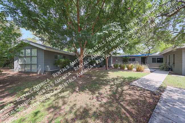 Building Photo - 3237 E Meadowbrook Ave