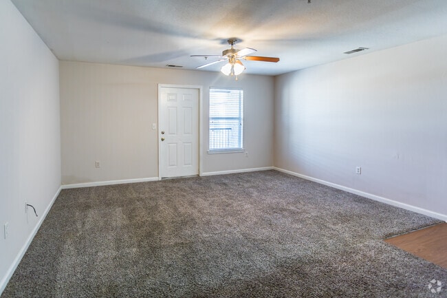 3BR, 2BA - 1,260SF - Living Room - Franklin Square