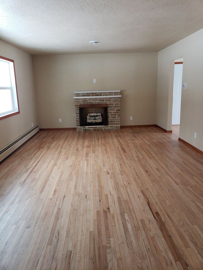 Building Photo - Newly Remodeled 3 Bedroom House