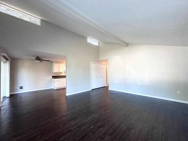 Building Photo - 2 Bed 1 Bath Duplex with Garage and Spacio...