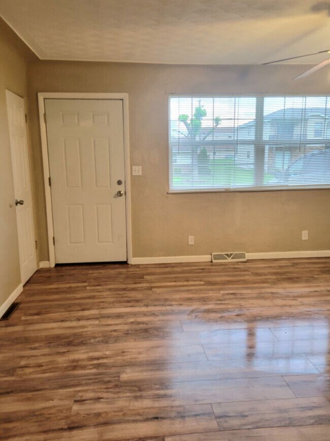 Building Photo - Updated Throughout and Move in ready!!!