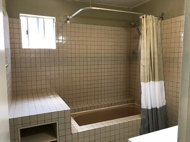 Master bathroom - 5361 Inglewood Blvd