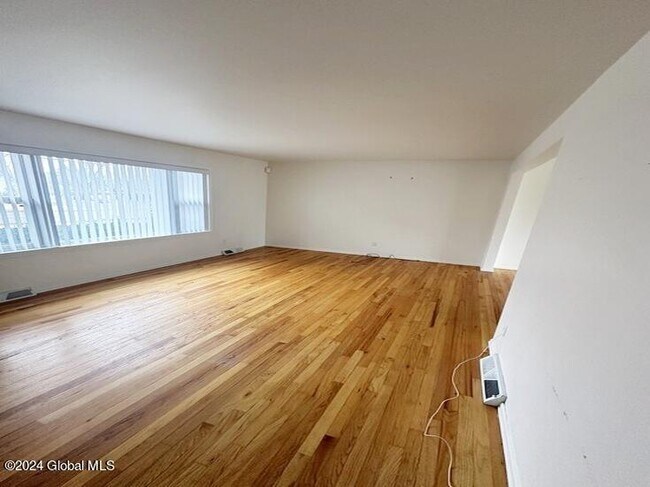 Building Photo - 205 Kenwood Ave
