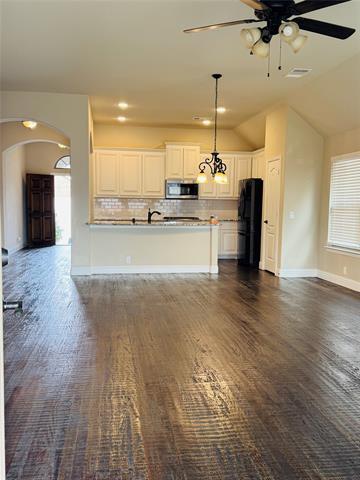 Foto del edificio - 5820 Priory Dr