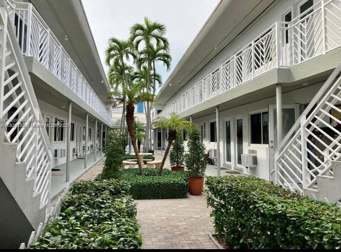 Foto principal - 7440 Byron Ave