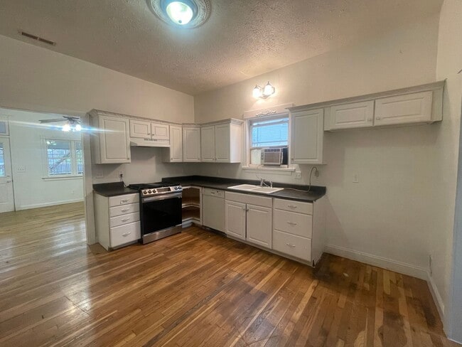 Building Photo - Recently Remodeled 1 Bedroom 1 Bathroom Bu...