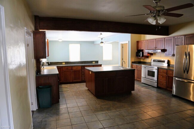 Foto del edificio - 11554 Windham Parkman Rd