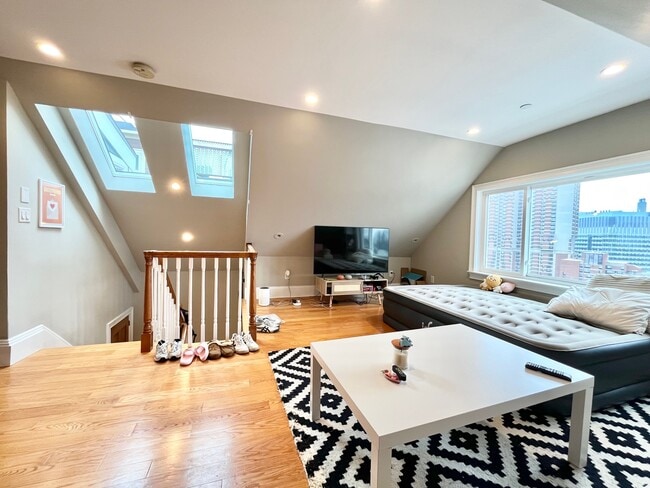 Building Photo - 180 Hillside St