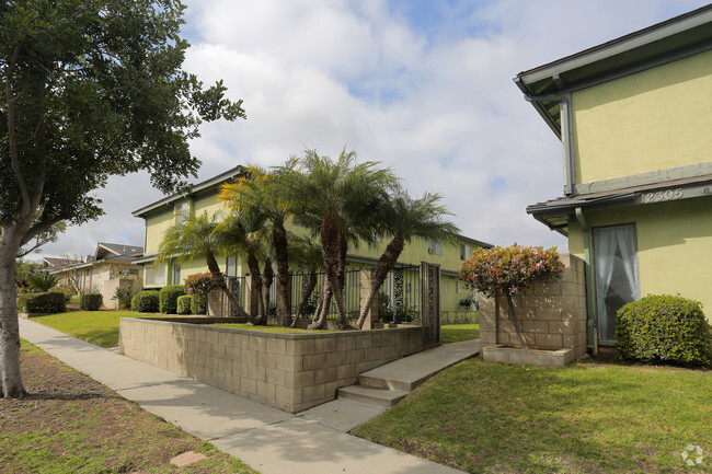Foto del edificio - 12305-12307 Breezewood Dr