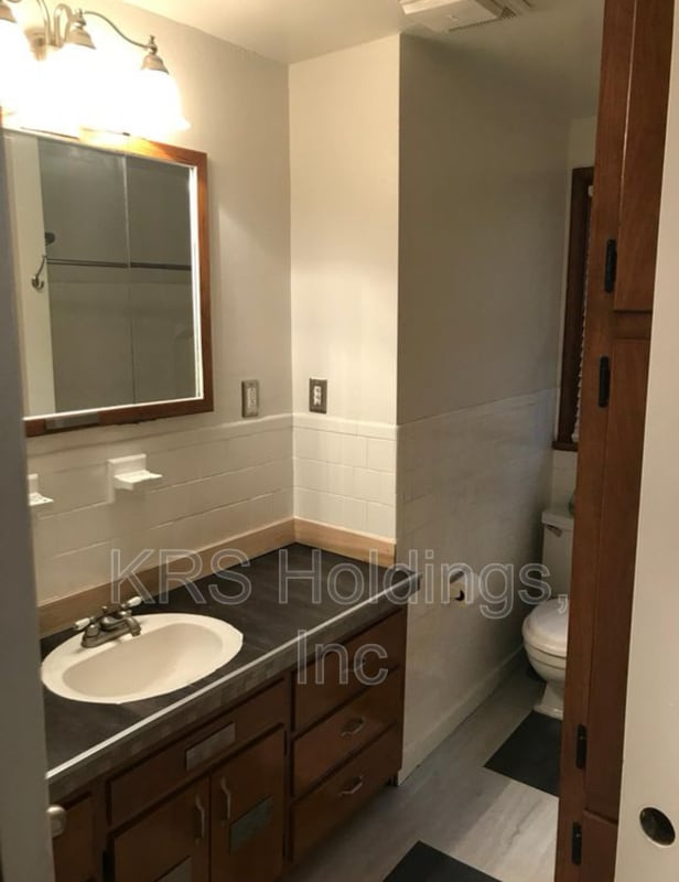 Building Photo - 714 N Pinetta Dr